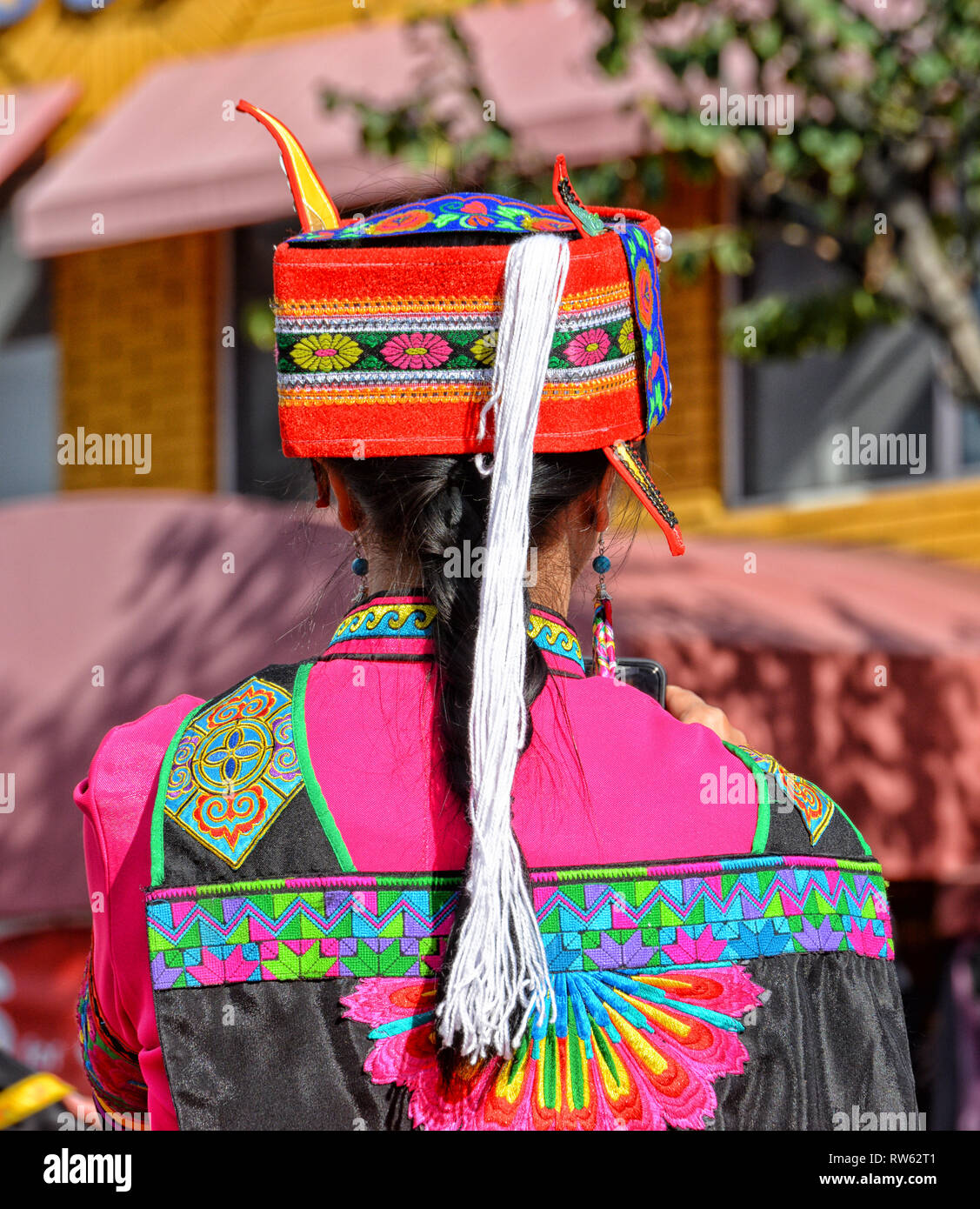 LOS ANGELES - Februar 9, 2019: Nahaufnahme von der Rückseite eines thailändischen Gemeinschaft Tänzer in farbenprächtigen Kostüm an der Chinese New Year Parade in Los Angeles. Stockfoto