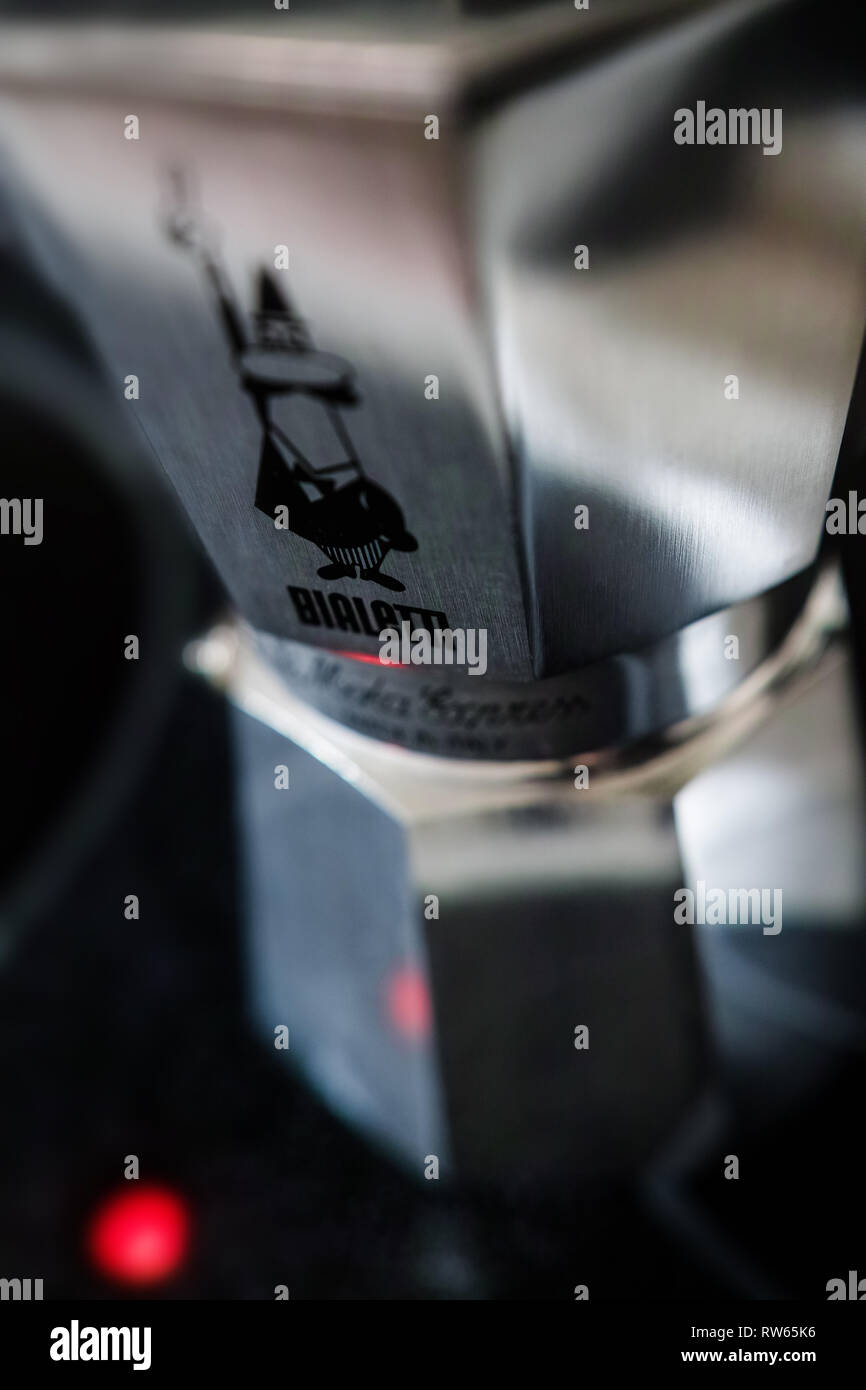 Eine enge Sicht der Moka Express Bialetti Kaffeemaschine. Stockfoto