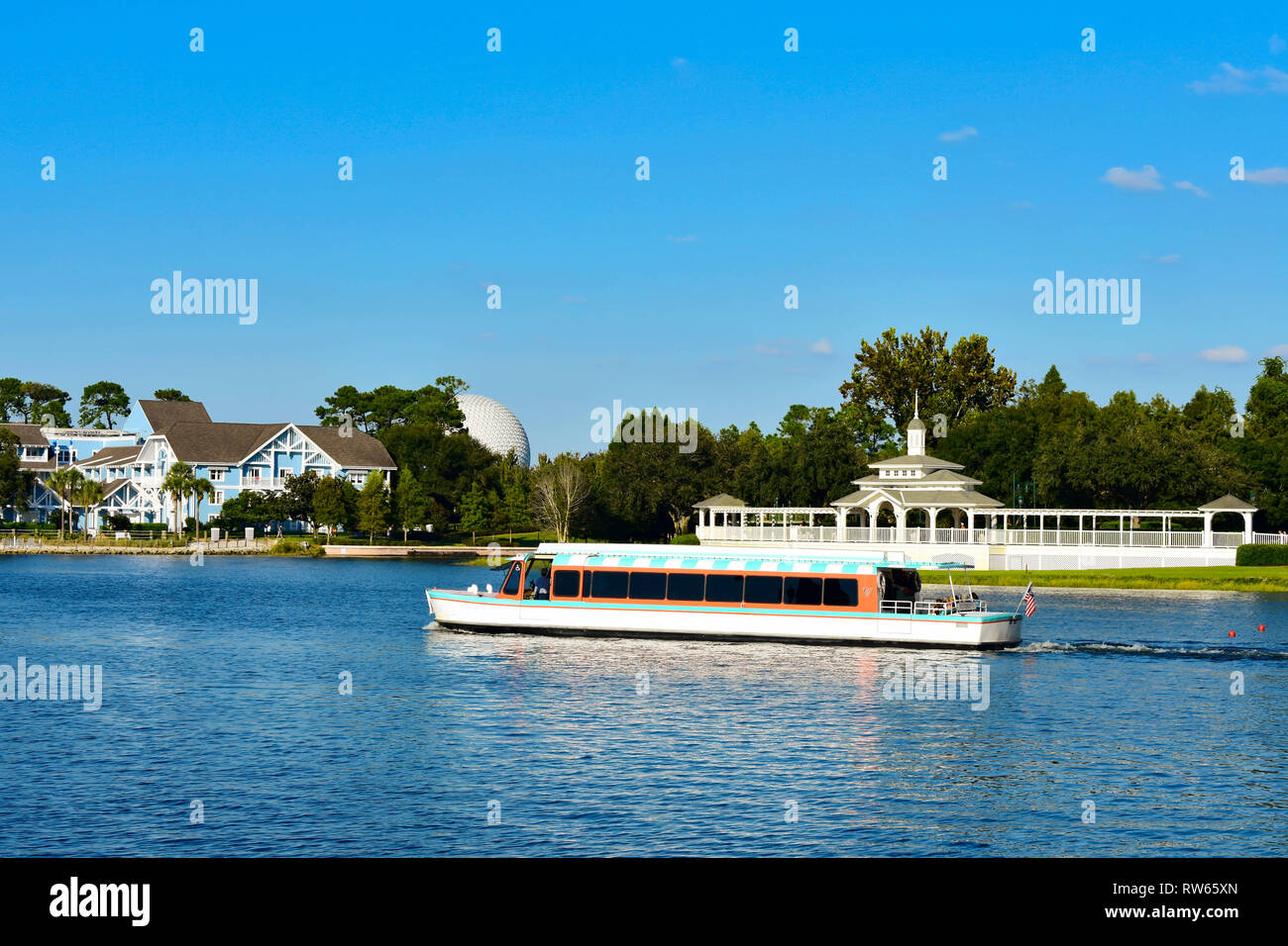 Orlando, Florida. Februar 09, 2019. Taxiboat Segeln auf See und teilweise mit Blick auf die epcot Sphäre in der Lake Buena Vista Gegend. Stockfoto