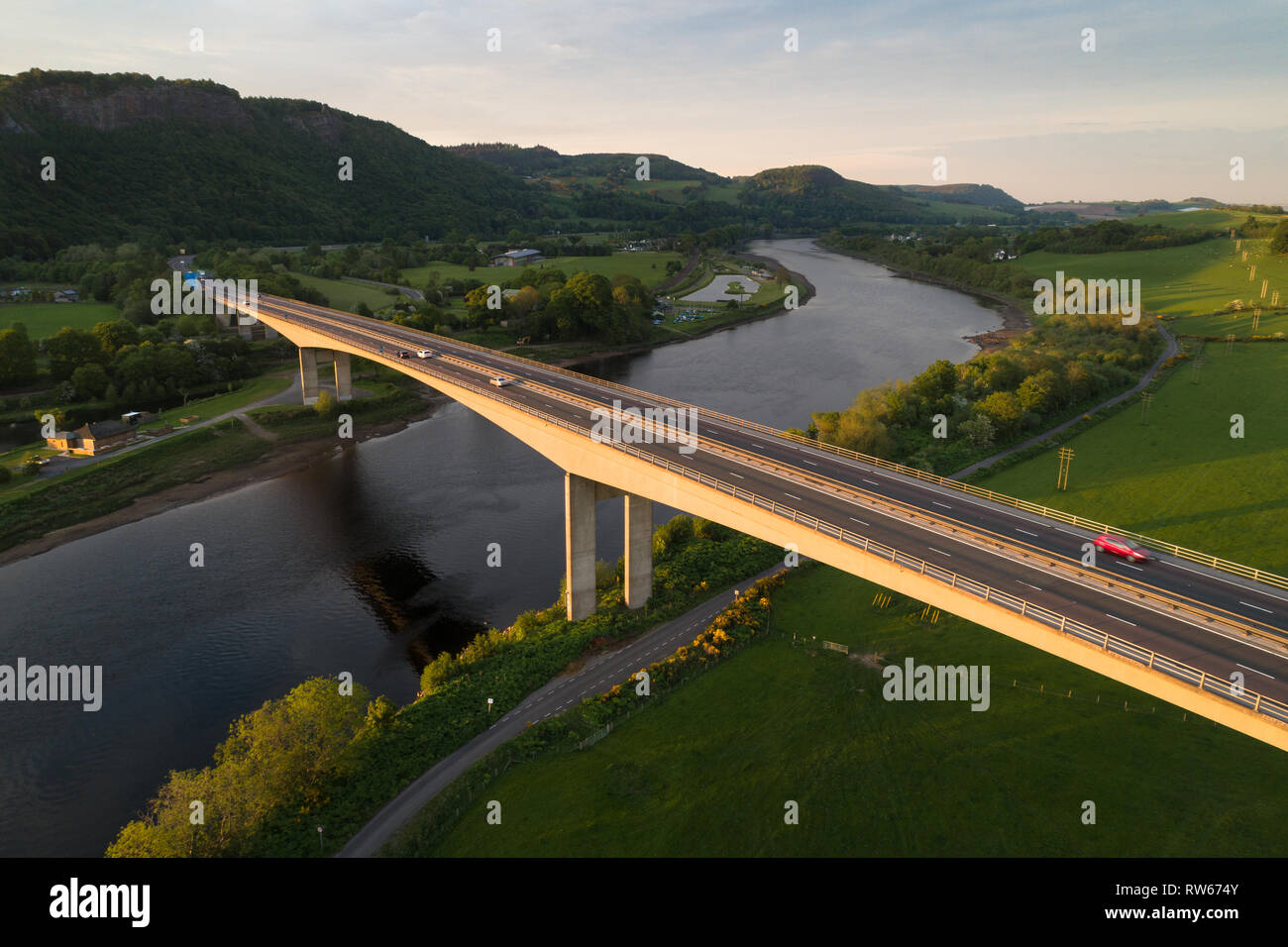 Eine Antenne Bild mit Friarton Bridge den Fluss Tay Kreuzung in der Nähe von Perth, Perthshire am späten Abend die Sonne. Stockfoto