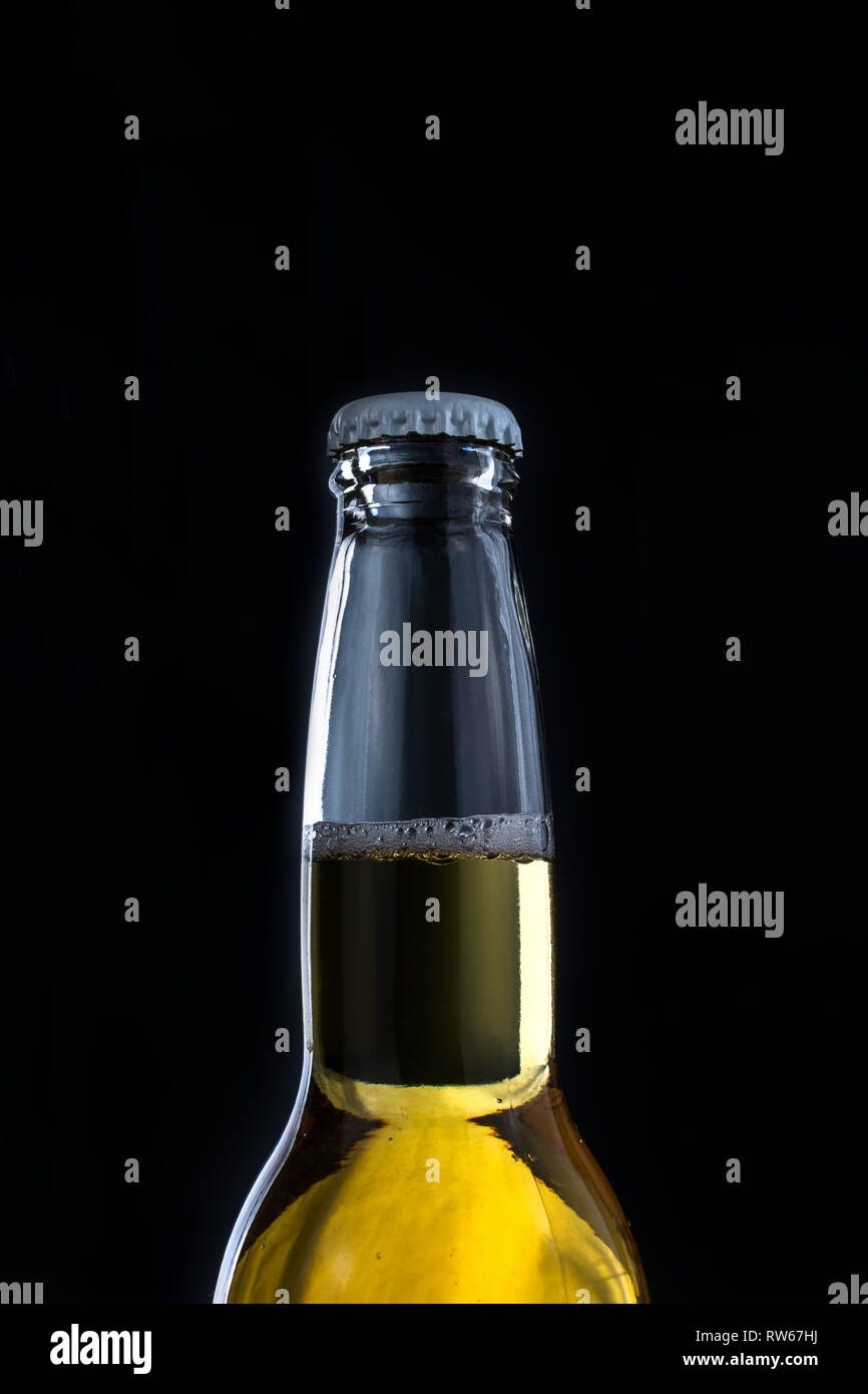 Bierflasche isoliert auf schwarz Stockfoto
