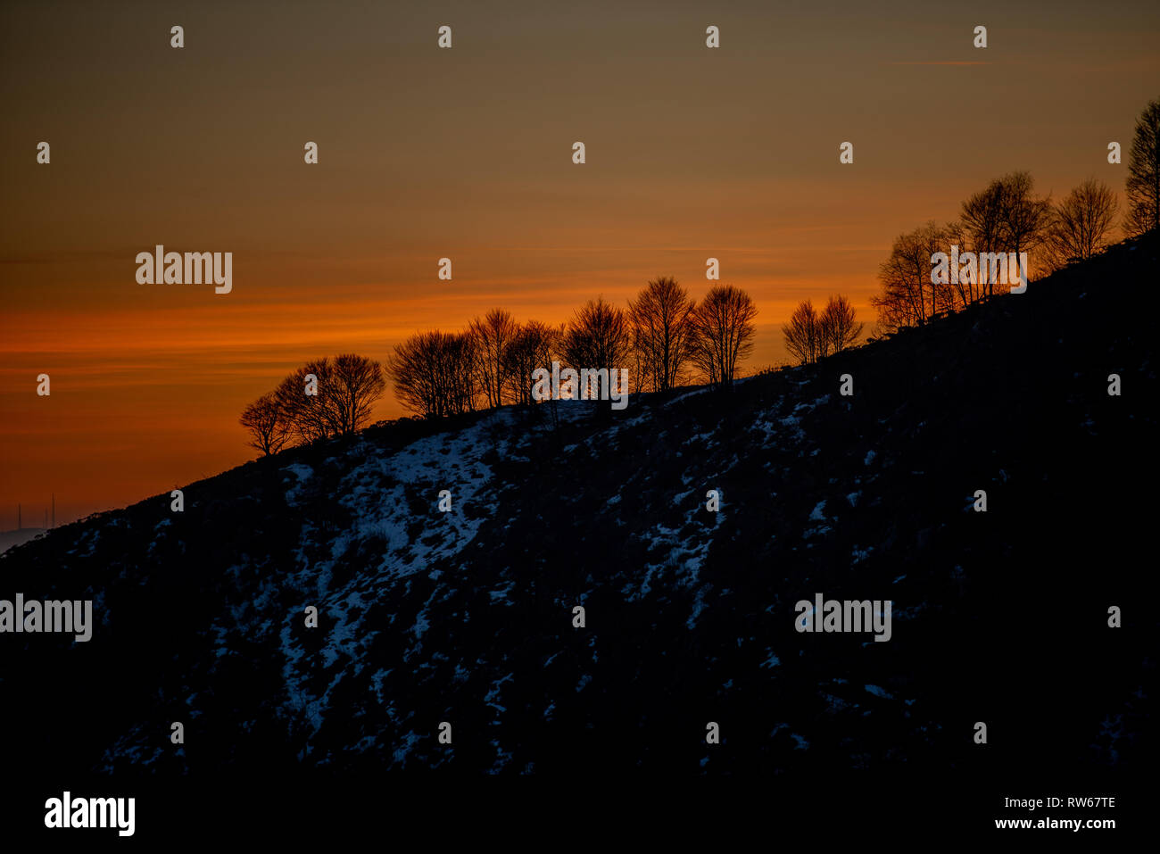 Sonnenuntergang hinter dem Berg Resegone Stockfoto