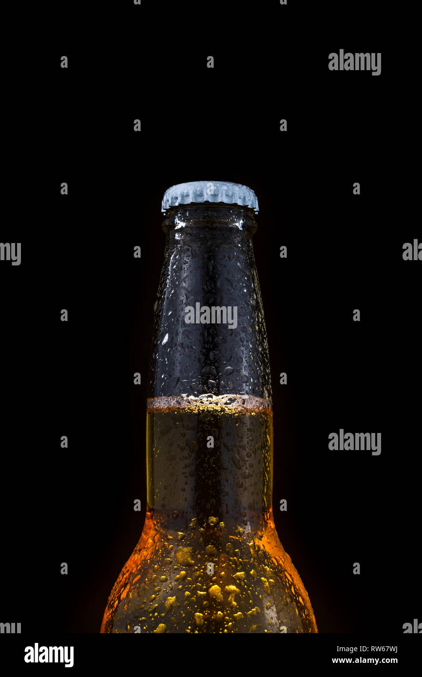 Bierflasche isoliert auf schwarz Stockfoto
