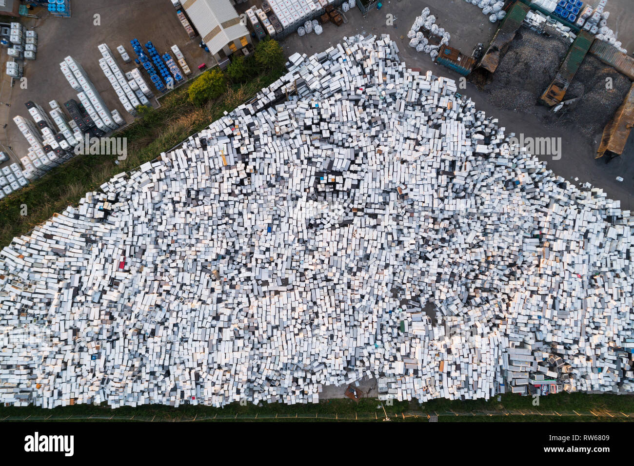 Luftbild der Kühlschrank Recycling und Entsorgung Yard in Perth, Schottland, zeigt Tausende von gebrauchten Kühlschrank in Stapeln. Stockfoto