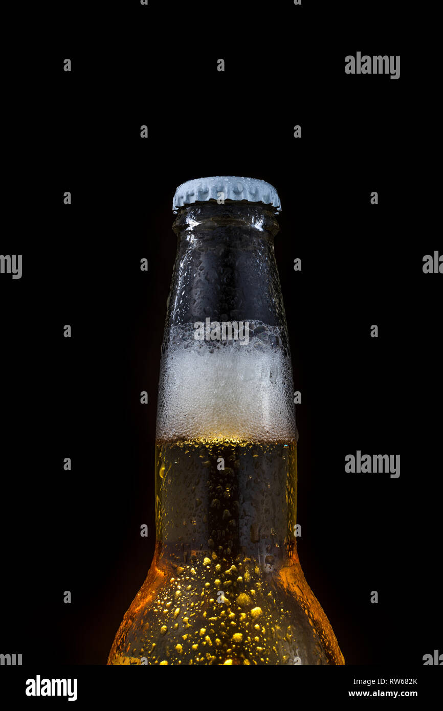 Bierflasche isoliert auf schwarz Stockfoto