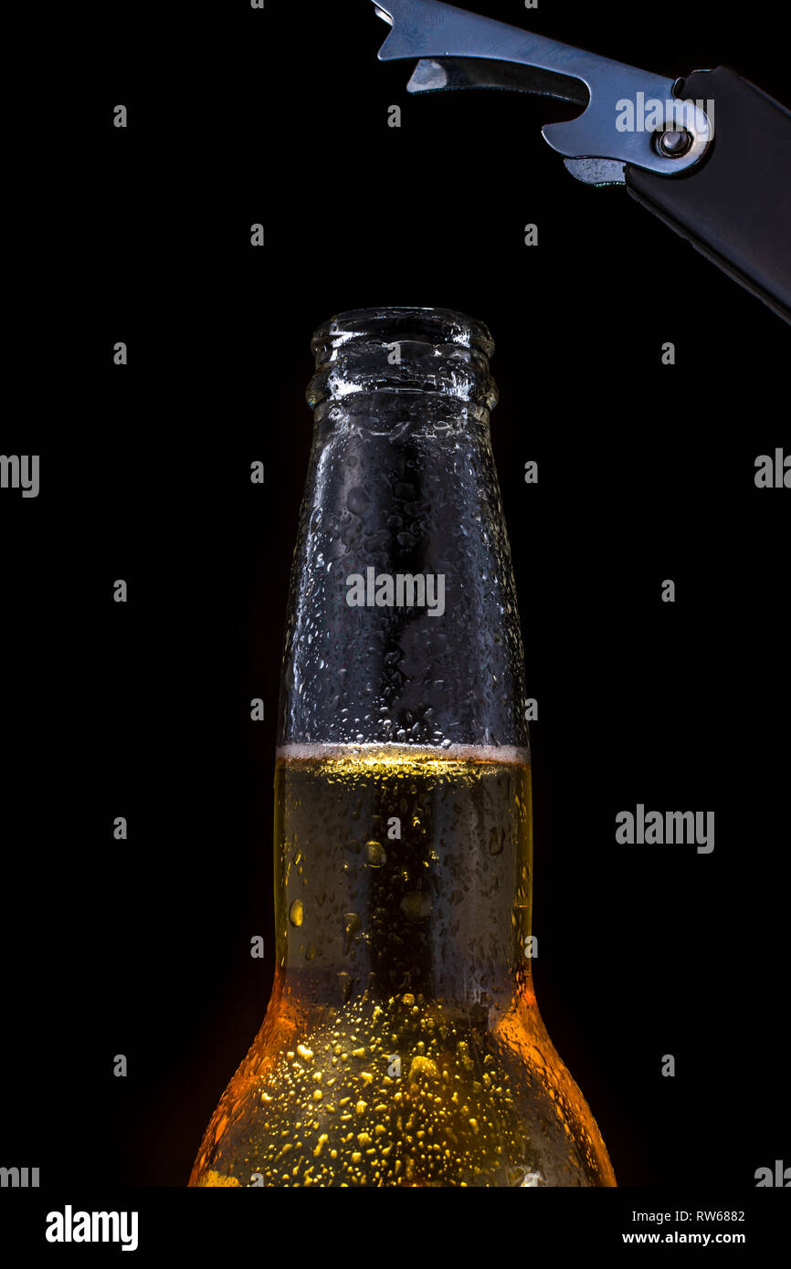 Bierflasche isoliert auf schwarz Stockfoto