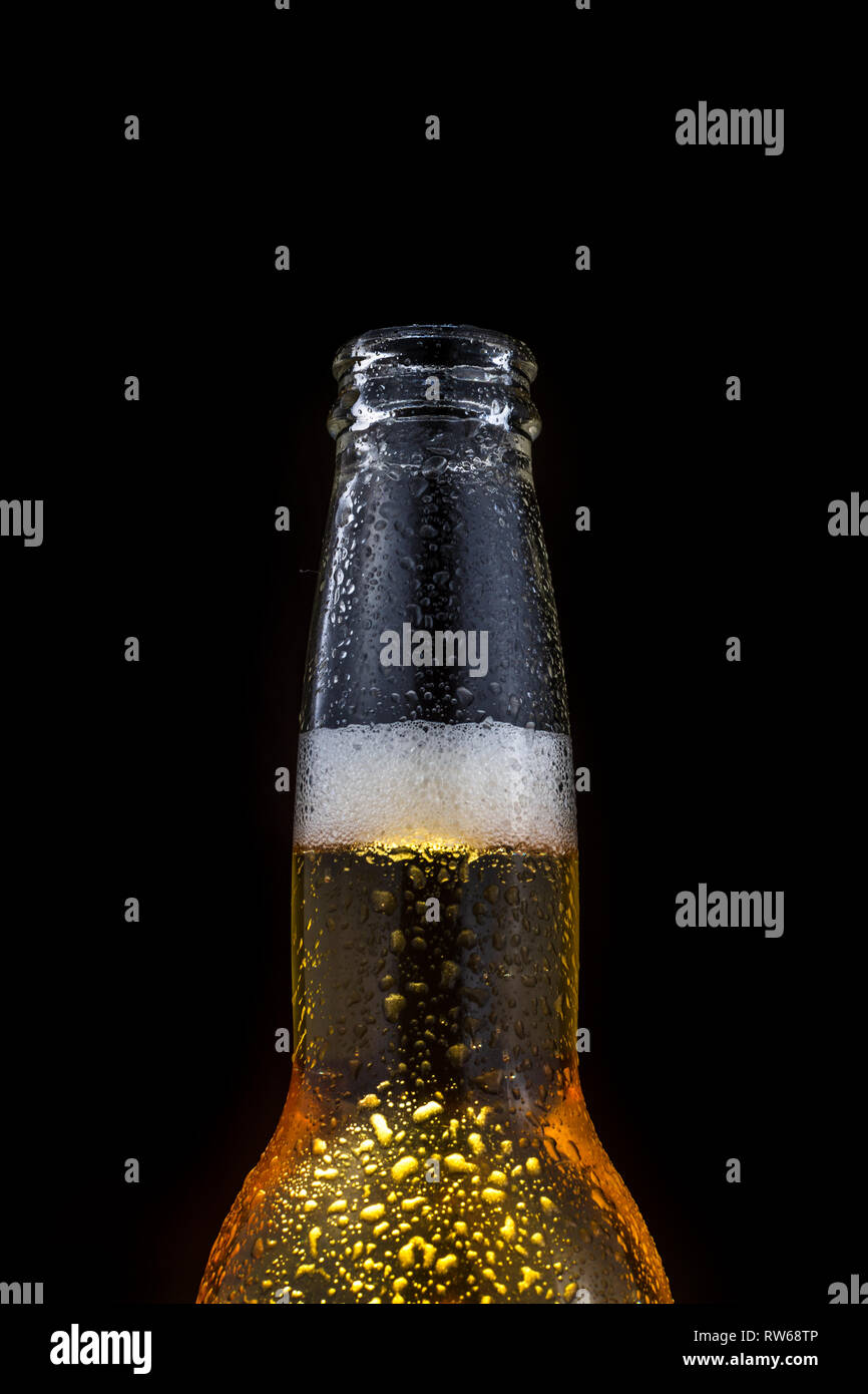 Bierflasche isoliert auf schwarz Stockfoto