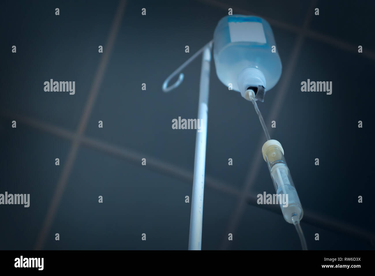Anästhesie Euthanasie Konzept. Infusion Infusion im Krankenhaus. Kochsalzlösung Auffangschale für Patienten im Krankenhaus. Erholung nach der Operation. Medizin reform Stockfoto