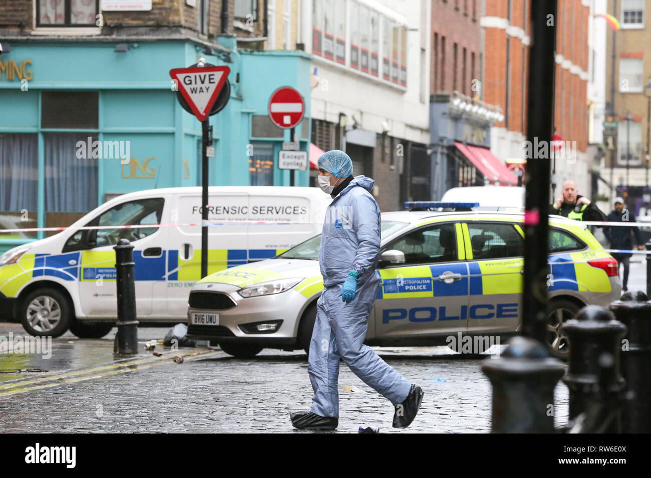Eine forensische Officer ist am Tatort außerhalb der Trainer und Pferde Pub in Romilly Street in Soho gesehen. Nach Angaben der Polizei, ein Mann im Alter von 30 Jahre ernsthaft Verletzten in den Krankenhäusern und eine 40 Jahre alte Frau ist verhaftet worden und bleibt weiter in Haft. Met der Polizei sagen, dass Sie die Verknüpfung dieser stechende und ein Stechen in Camden, wo ein Mann in seinem 30s wegen des Verdachts auf versuchten Mord für den Soho verhaftet worden erstechen. Stockfoto