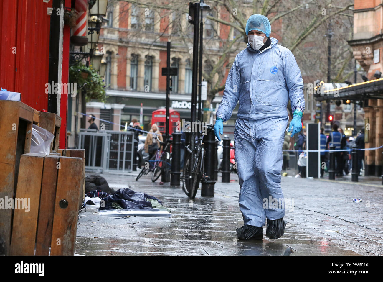Eine forensische Officer ist am Tatort außerhalb der Trainer und Pferde Pub in Romilly Street in Soho gesehen. Nach Angaben der Polizei, ein Mann im Alter von 30 Jahre ernsthaft Verletzten in den Krankenhäusern und eine 40 Jahre alte Frau ist verhaftet worden und bleibt weiter in Haft. Met der Polizei sagen, dass Sie die Verknüpfung dieser stechende und ein Stechen in Camden, wo ein Mann in seinem 30s wegen des Verdachts auf versuchten Mord für den Soho verhaftet worden erstechen. Stockfoto
