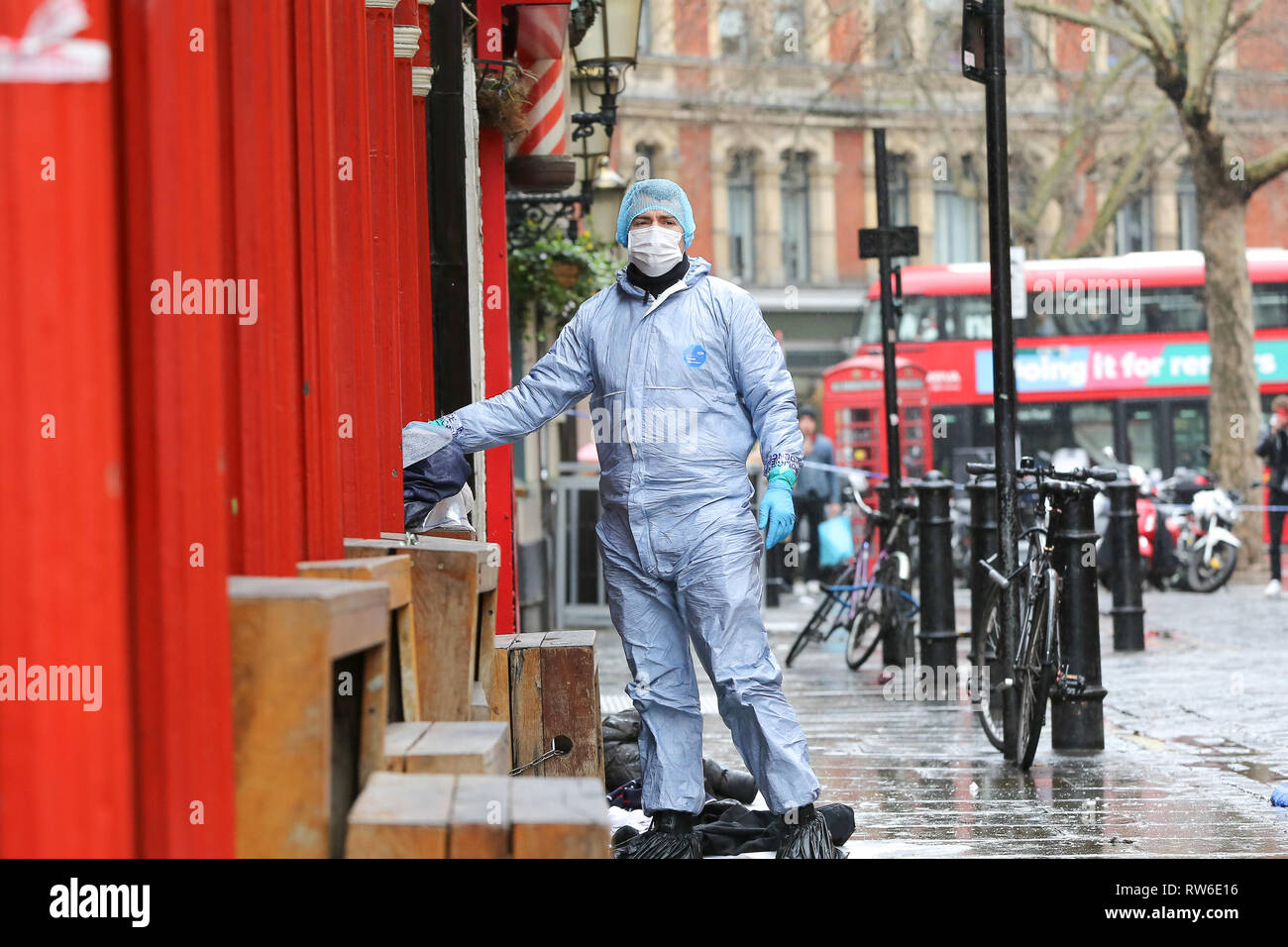 Eine forensische Officer ist am Tatort außerhalb der Trainer und Pferde Pub in Romilly Street in Soho gesehen. Nach Angaben der Polizei, ein Mann im Alter von 30 Jahre ernsthaft Verletzten in den Krankenhäusern und eine 40 Jahre alte Frau ist verhaftet worden und bleibt weiter in Haft. Met der Polizei sagen, dass Sie die Verknüpfung dieser stechende und ein Stechen in Camden, wo ein Mann in seinem 30s wegen des Verdachts auf versuchten Mord für den Soho verhaftet worden erstechen. Stockfoto