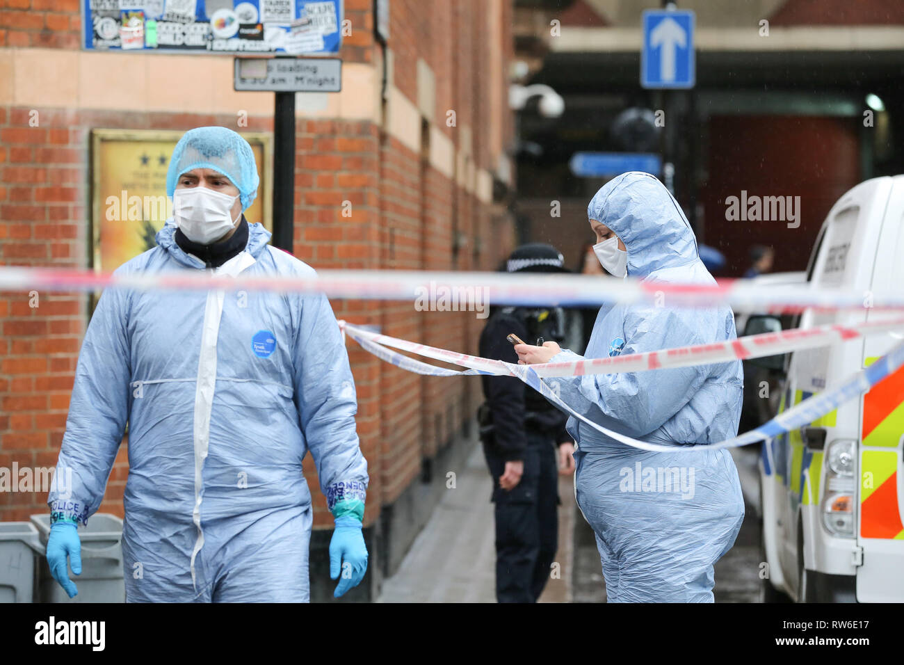 Forensische Offiziere sind am Tatort außerhalb der Trainer und Pferde Pub in Romilly Street in Soho gesehen. Nach Angaben der Polizei, ein Mann im Alter von 30 Jahre ernsthaft Verletzten in den Krankenhäusern und eine 40 Jahre alte Frau ist verhaftet worden und bleibt weiter in Haft. Met der Polizei sagen, dass Sie die Verknüpfung dieser stechende und ein Stechen in Camden, wo ein Mann in seinem 30s wegen des Verdachts auf versuchten Mord für den Soho verhaftet worden erstechen. Stockfoto