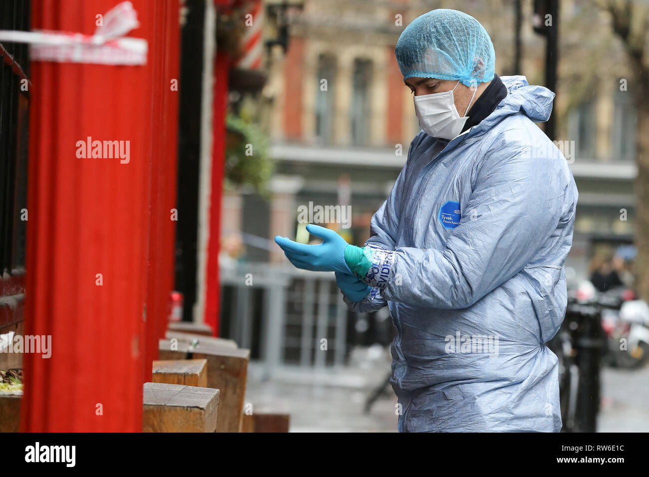 Eine forensische Officer ist am Tatort außerhalb der Trainer und Pferde Pub in Romilly Street in Soho gesehen. Nach Angaben der Polizei, ein Mann im Alter von 30 Jahre ernsthaft Verletzten in den Krankenhäusern und eine 40 Jahre alte Frau ist verhaftet worden und bleibt weiter in Haft. Met der Polizei sagen, dass Sie die Verknüpfung dieser stechende und ein Stechen in Camden, wo ein Mann in seinem 30s wegen des Verdachts auf versuchten Mord für den Soho verhaftet worden erstechen. Stockfoto