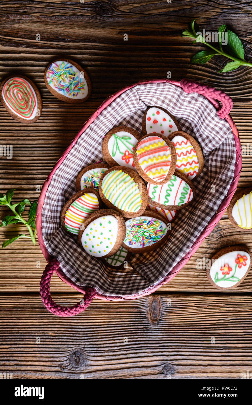 Hausgemachte Easter egg Sugar Cookies mit Royal icing Stockfoto