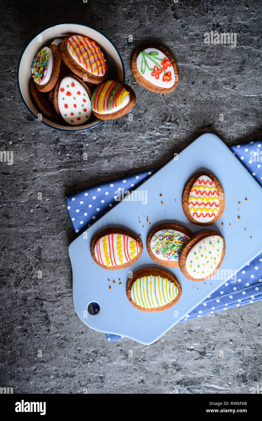 Hausgemachte Easter egg Sugar Cookies mit Royal icing Stockfoto