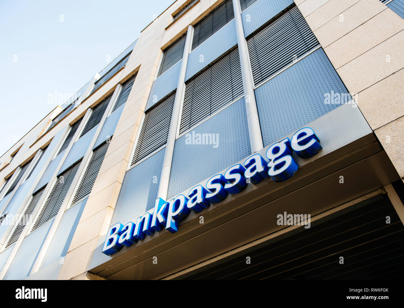 Bankpassage -Fotos und -Bildmaterial in hoher Auflösung – Alamy
