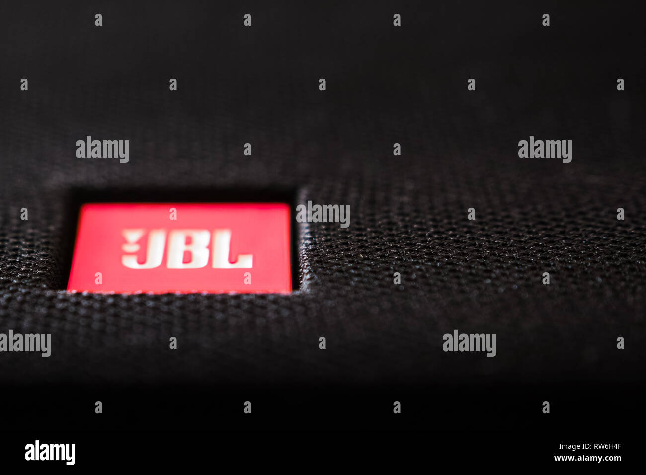 Eine Nahaufnahme auf der JBL-Logo. Dieses Logo ist an der Vorderseite der Lautsprecher integriert. Kopieren Sie Platz. Stockfoto