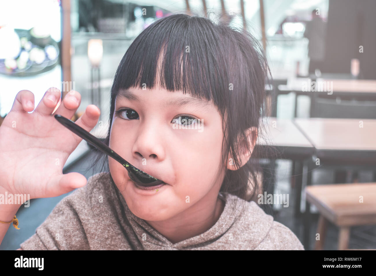 Asiatische Mädchen essen Japanischer Grüner Tee matcha Eis Stockfoto