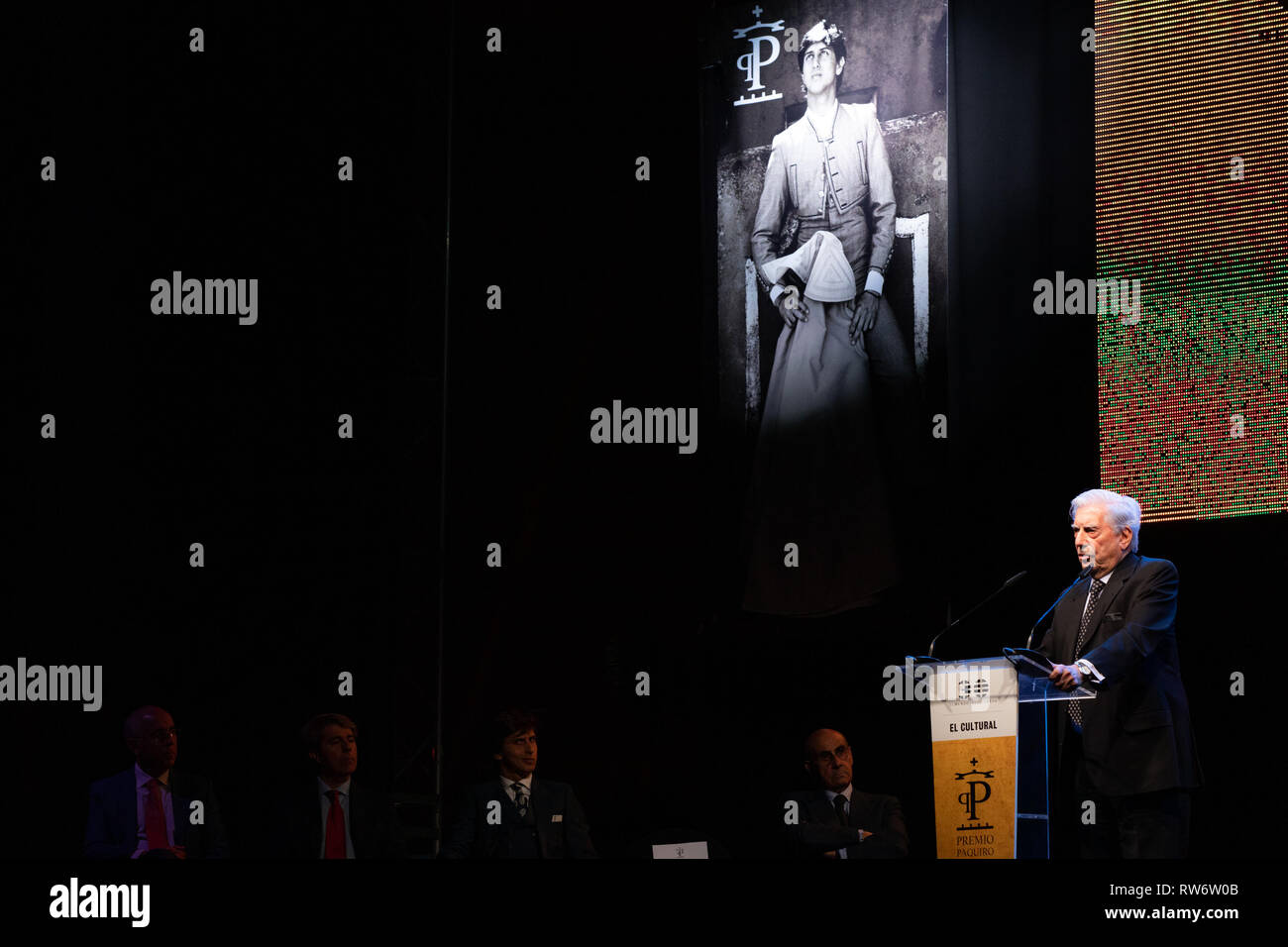 Mario Vargas Llosa beobachtet, als er während der PX Paquiro Awards Edition in Madrid. Stockfoto