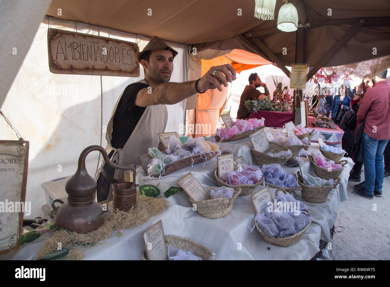 Handwerker gesehen bietet seinen natürlichen Lufterfrischer für die Besucher während der Messe. Während der Karneval von Chinchón, Madrid 2019 Stadt tritt zurück in der Zeit, wo der mittelalterlichen Epoche über die Straßen und dem berühmten Platz nimmt. Diese Idee entwickelt seit 2004 Jahr für Jahr zu einem kulturellen und touristischen Bezug im südöstlichen Bereich von Madrid. Stockfoto