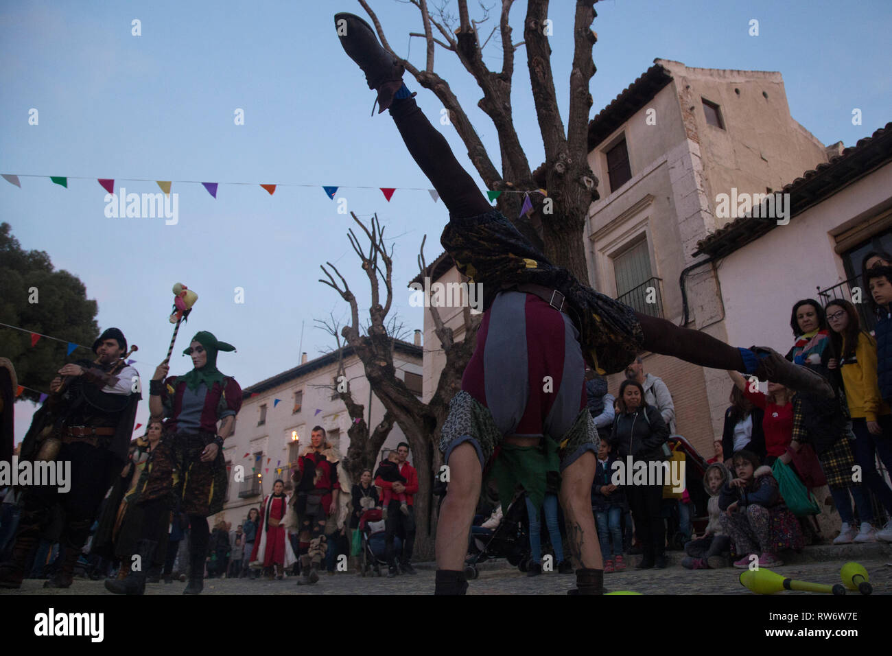 Ein Narr gesehen, die während der Messe. Während der Karneval von Chinchón, Madrid 2019 Stadt tritt zurück in der Zeit, wo der mittelalterlichen Epoche über die Straßen und dem berühmten Platz nimmt. Diese Idee entwickelt seit 2004 Jahr für Jahr zu einem kulturellen und touristischen Bezug im südöstlichen Bereich von Madrid. Stockfoto