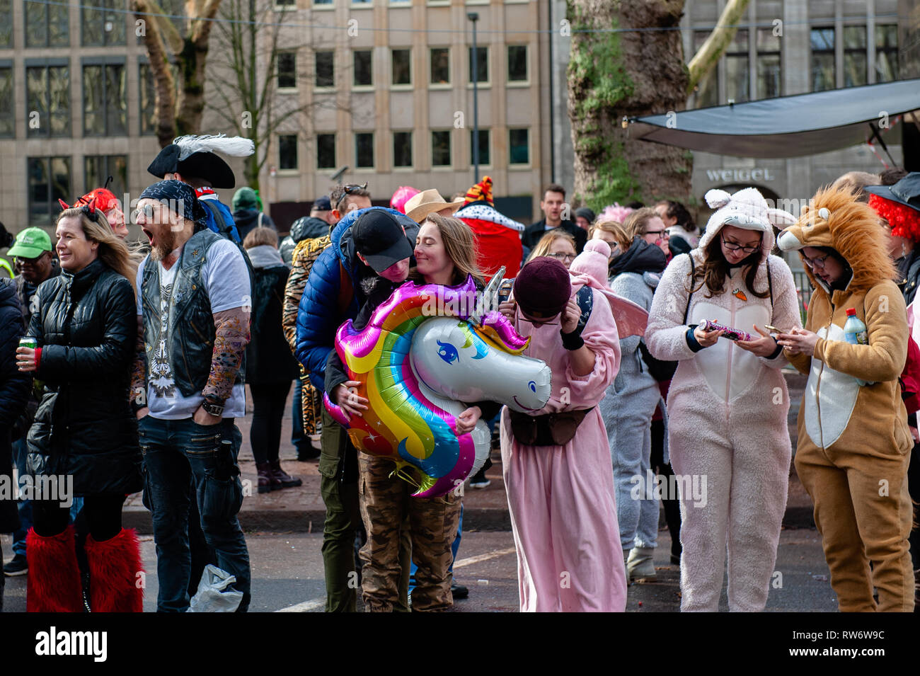 Leute in Kostümen während der Parade zu sehen. In Düsseldorf, der Kalender der Karneval Veranstaltungen verfügt über nicht weniger als 300 Karneval zeigt, Bälle, Jubiläen, Empfänge und Kostüm Parteien. Das Motto dieser Saison ist "Gemeinsam Jeck" (gemeinsam Karneval). Die Feierlichkeiten ihren Höhepunkt in der Rose Montag Parade. Mehr als 30 Ensembles und 5.000 Teilnehmer an der Prozession durch die Stadt. Aufwändig gebaut und geschmückten Wagen Adresse kulturellen und politischen Fragen und Satirischen, lustigen und auch umstritten. Die politisch themed schwimmt der Satiriker Jacques Tilly sind bekannt in der Stockfoto