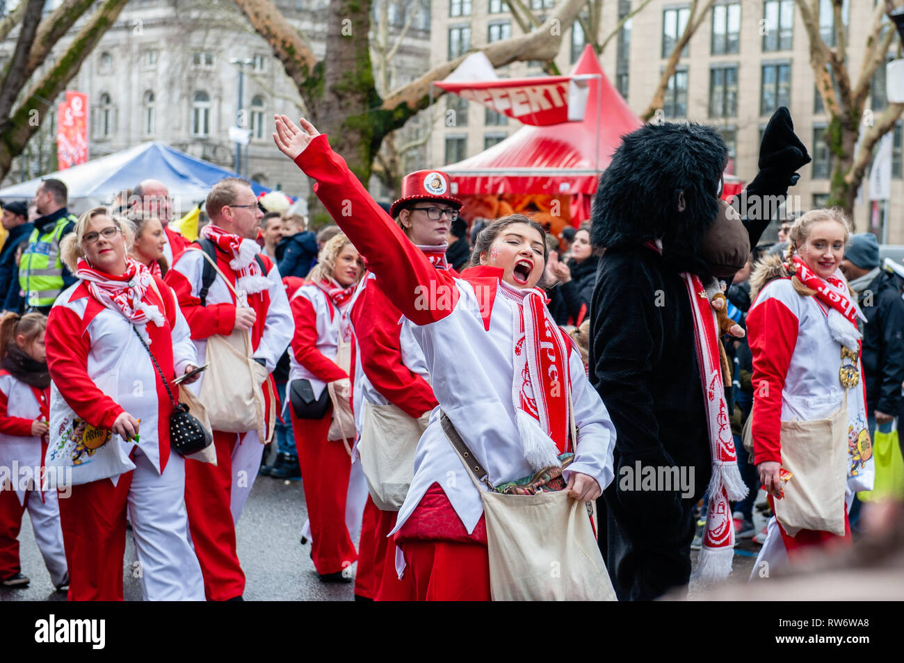 Eine Frau in einem Kostüm zu sehen ist: Helau auf die Masse während der Parade. In Düsseldorf, der Kalender der Karneval Veranstaltungen verfügt über nicht weniger als 300 Karneval zeigt, Bälle, Jubiläen, Empfänge und Kostüm Parteien. Das Motto dieser Saison ist "Gemeinsam Jeck" (gemeinsam Karneval). Die Feierlichkeiten ihren Höhepunkt in der Rose Montag Parade. Mehr als 30 Ensembles und 5.000 Teilnehmer an der Prozession durch die Stadt. Aufwändig gebaut und geschmückten Wagen Adresse kulturellen und politischen Fragen und Satirischen, lustigen und auch umstritten. Die politisch themed schwimmt der Satiriker Stockfoto