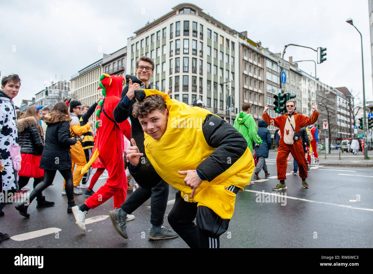 Leute gesehen, Kostüme zu Fuß auf den Straßen während der Parade. In Düsseldorf, der Kalender der Karneval Veranstaltungen verfügt über nicht weniger als 300 Karneval zeigt, Bälle, Jubiläen, Empfänge und Kostüm Parteien. Das Motto dieser Saison ist "Gemeinsam Jeck" (gemeinsam Karneval). Die Feierlichkeiten ihren Höhepunkt in der Rose Montag Parade. Mehr als 30 Ensembles und 5.000 Teilnehmer an der Prozession durch die Stadt. Aufwändig gebaut und geschmückten Wagen Adresse kulturellen und politischen Fragen und Satirischen, lustigen und auch umstritten. Die politisch themed schwimmt der Satiriker Stockfoto