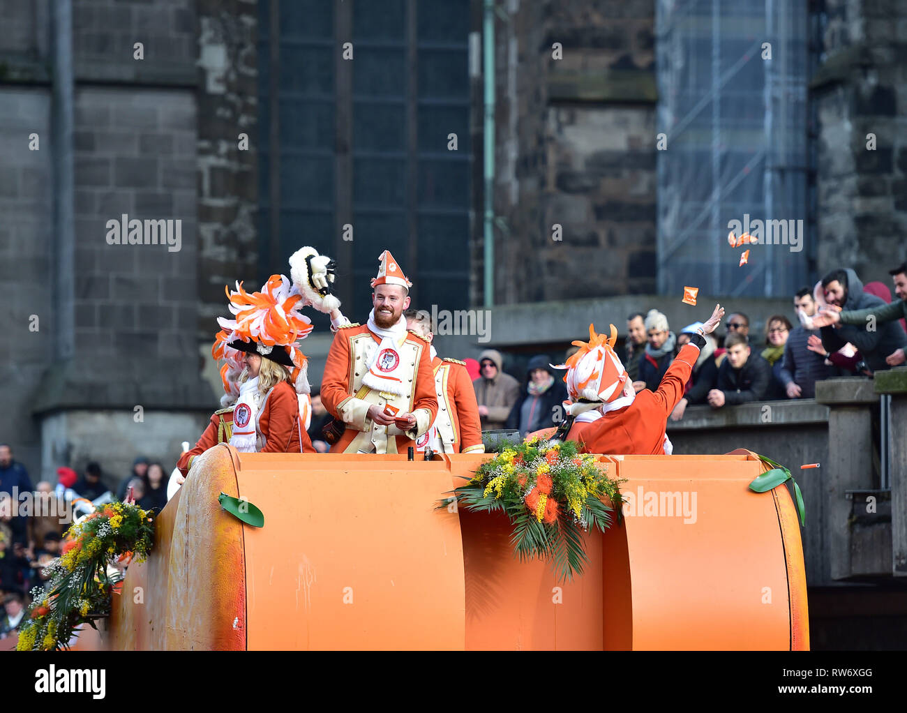 Köln, Deutschland. 4 Mär, 2019. Nachtschwärmer werden, nehmen an der Rose Montag Karnevalsumzug in Köln, Deutschland, am 4. März 2019. Die Rose Montag Parade markiert den Höhepunkt der jährlichen Kölner Karneval. Credit: Lu Yang/Xinhua/Alamy leben Nachrichten Stockfoto