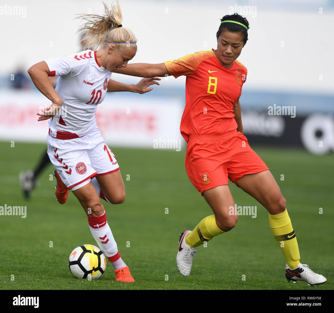 Santo Antonio, Portugal. 4 Mär, 2019. Li Jiayue (R) von China Mias mit Pernille Harder von Dänemark während einer Gruppe C Match beim Algarve Cup 2019 in Santo Antonio, Portugal, 4. März, 2019. Credit: Zhang Liyun/Xinhua/Alamy leben Nachrichten Stockfoto