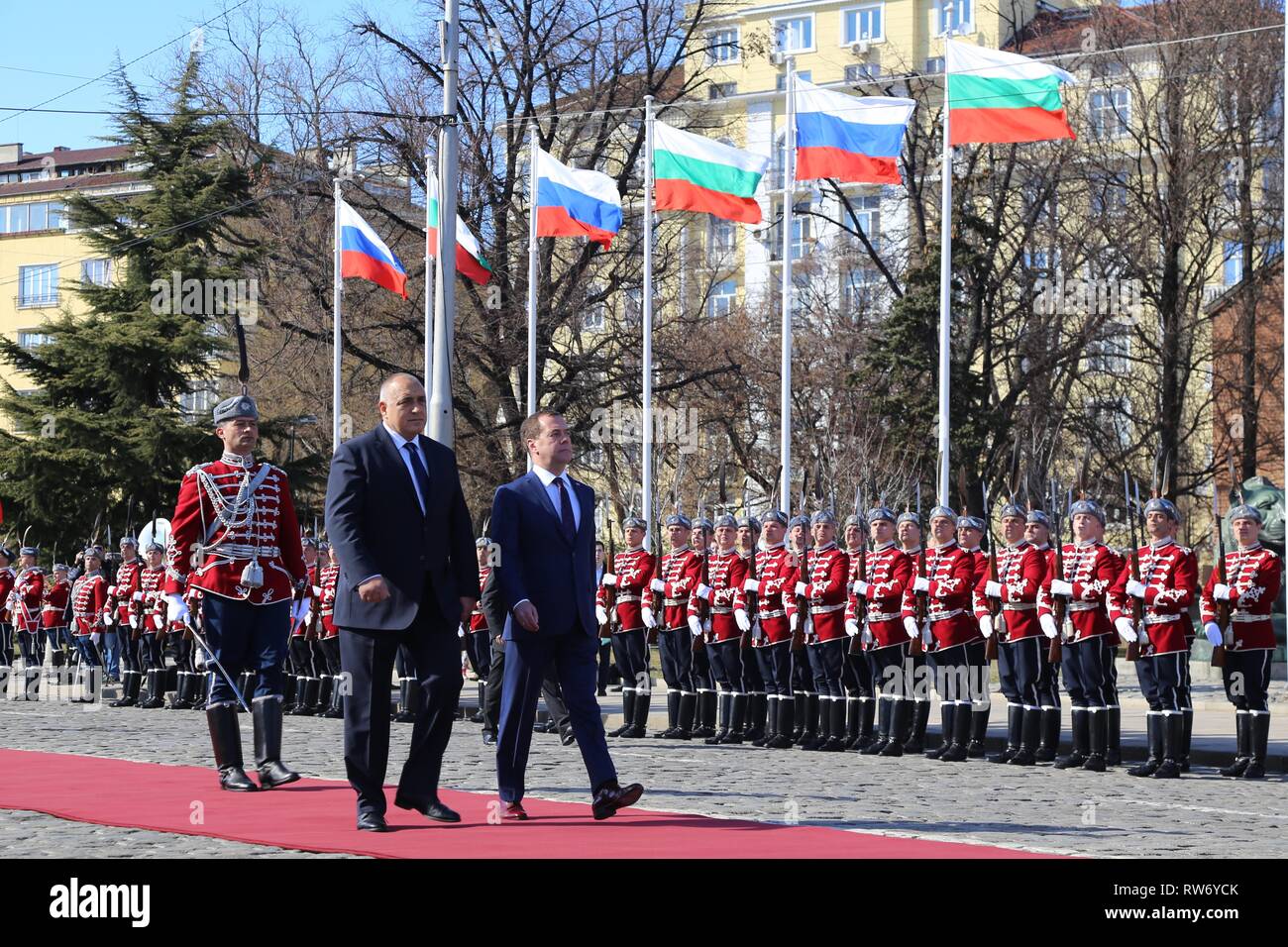 Sofia, Bulgarien. 4 Mär, 2019. Der russische Ministerpräsident Dimitri Medwedew (R, vorne) und der bulgarische Ministerpräsident Bojko Borissow (L, vorne) Rezension Ehrengarde in Sofia, Hauptstadt von Bulgarien, 4. März 2019. Bulgarien und Russland hier am Montag bei einem Besuch des russischen Ministerpräsidenten Dmitri Medwedew bekräftigten ihre Bereitschaft, die bilateralen Beziehungen auf der Grundlage der traditionellen Freundschaft und eine breite Palette von Möglichkeiten entwickeln. Credit: Zhan Xiaoyi/Xinhua/Alamy leben Nachrichten Stockfoto