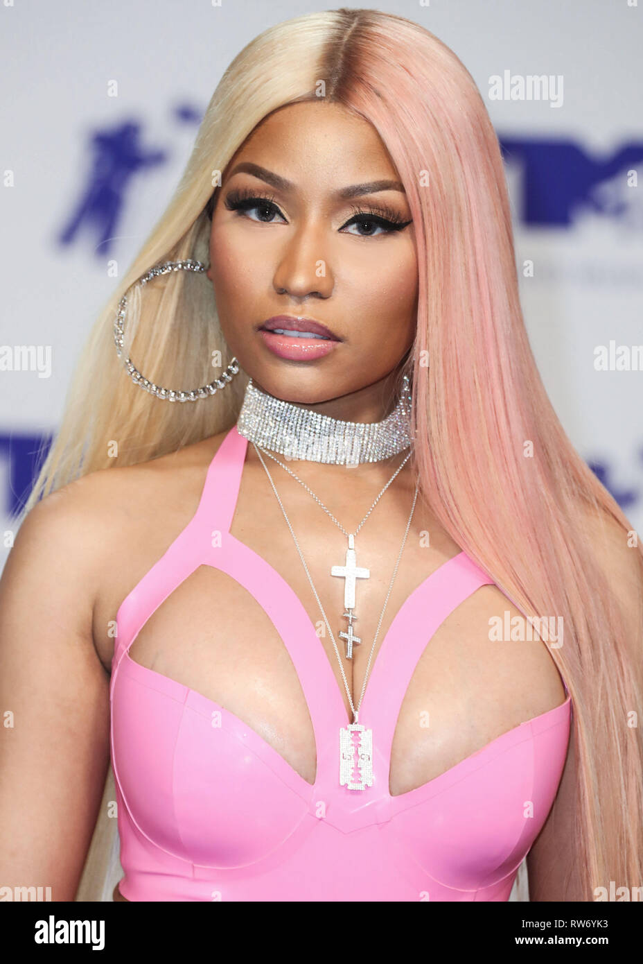 (Datei) Nicki Minaj umbenannt Ihre Tour zu "Nicki WRLD Tour" und ersetzt künftig mit Saft WRLD. Nicki Minaj hat schließlich enthüllt Details Umgebung ihren upcoming World Tour' Die Nicki WRLD Tour". Nicki hat ausgelagerte Rap superstar Zukunft mit Chicago rap star Saft WRLD und hat Sie geschickt das outing von 'NickiHndrxx' zu 'Die Nicki WRLD Tour' umbenannt. INGLEWOOD, Los Angeles, CA, USA - 27. August: Rapper Nicki Minaj trägt einen rosa Vex Latex Body kommt an der 2017 MTV Video Music Awards im Forum am 27. August, 2017 in Inglewood, Los Angeles, Kalifornien, Vereinigte Staaten. (Foto durch Stockfoto