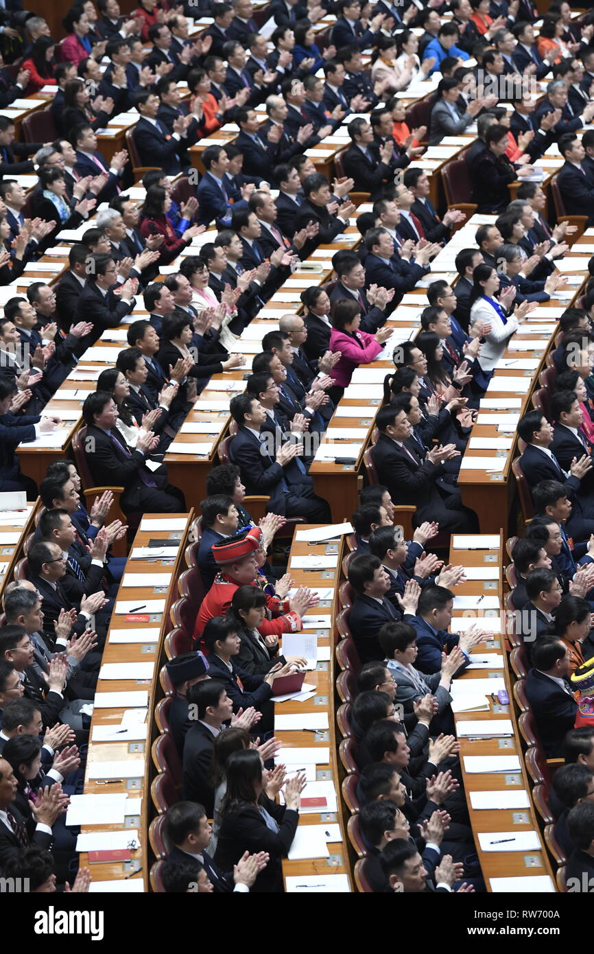 Peking, China. 5 Mär, 2019. In der zweiten Arbeitssitzung des 13. Nationalen Volkskongresses eröffnet in der Großen Halle des Volkes in Peking, der Hauptstadt von China, 5. März 2019. Credit: Gao Jie/Xinhua/Alamy leben Nachrichten Stockfoto