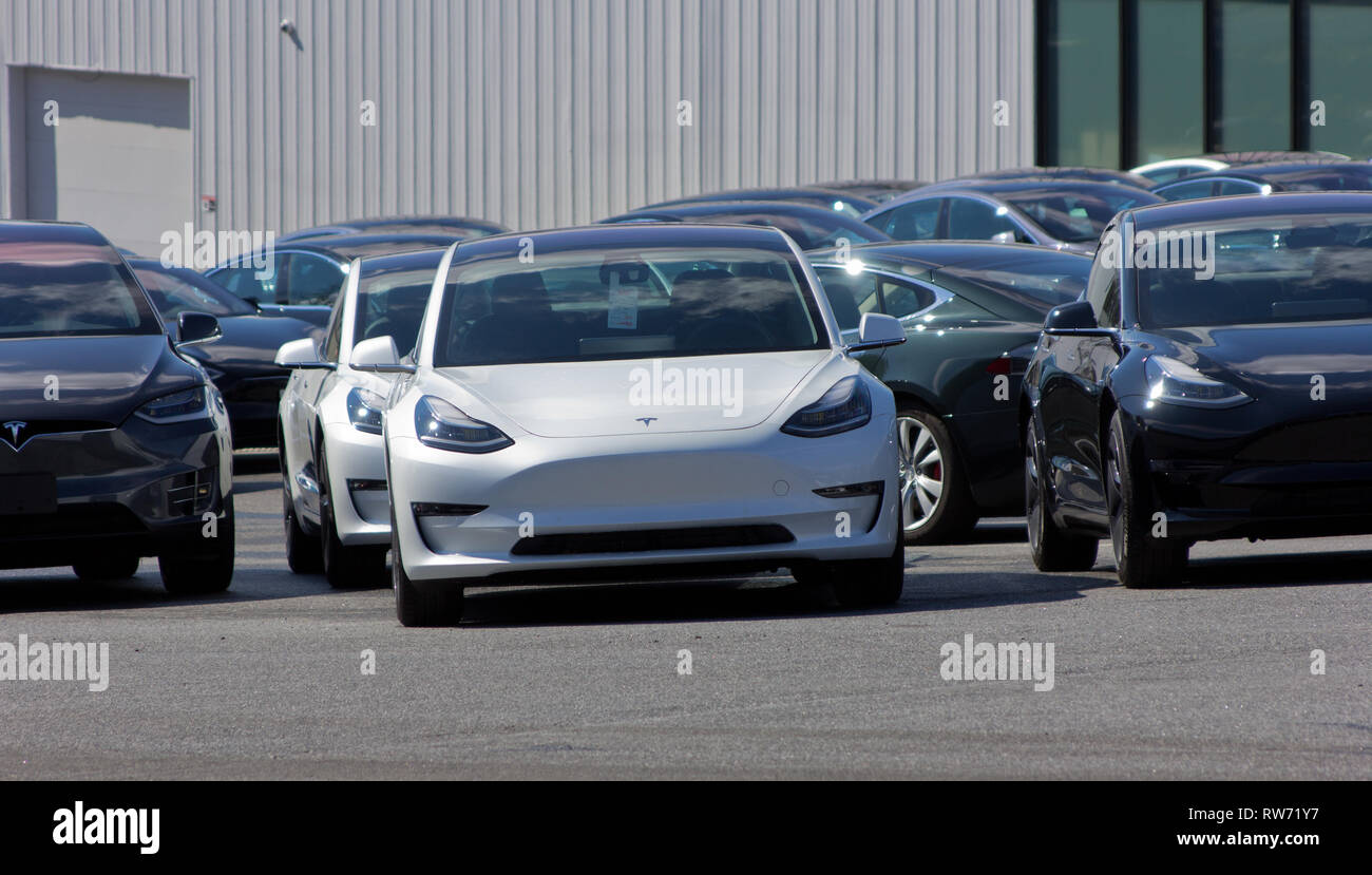 Owings Mills, Maryland, USA. 4. März, 2019. Nach der letzten Woche Nachrichten von CEO Elon Musk, die Tesla speichert die elektrischen Automotive Company allein übergegangen zu den on-line-Verkäufen geschlossen sein würde, Aktien beendet Montag an den niedrigsten Preis seit dem 22. Oktober, in über 11 Prozent, da die Nachrichten fallengelassen, und die Beseitigung von fast $ 6 Mrd. Marktwert. Gezeigt werden, sind mehrere Autos an der Tesla store in Owings Mills, Maryland, einer mit einem sichtbaren Tag hängen an den Rückspiegel. Es ist noch nicht angegeben, welche der 378 Standorte weltweit für die Schließung vorgesehen sind. Kay Howell/Alamy leben Nachrichten Stockfoto