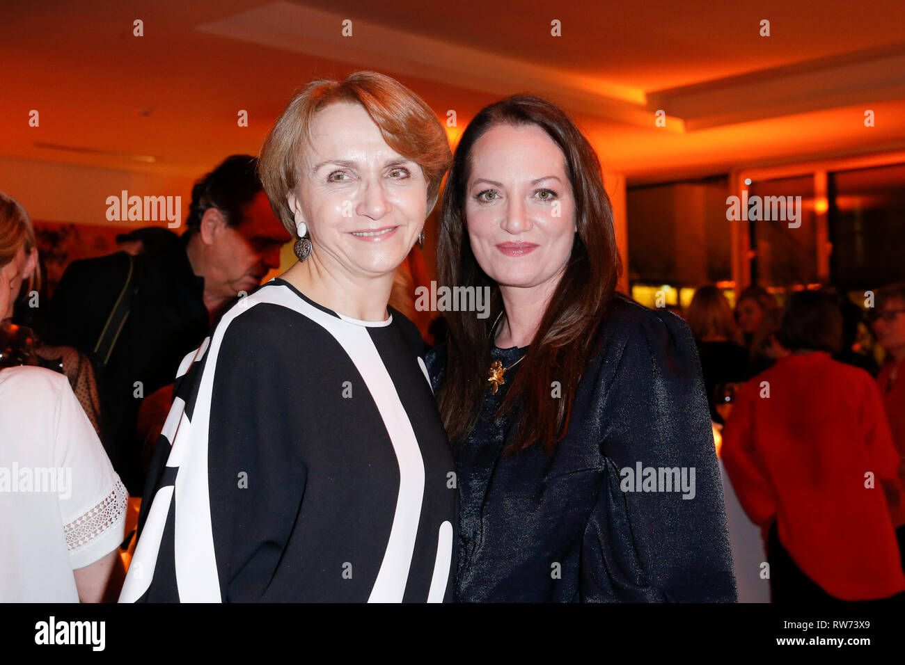 23. Februar 2019, Deutschland (Deutsch), Berlin: Anne-Marie Descotes (französischer Botschafter), Natalia Wörner im Business Woman Award für weibliche Unternehmer im Vorfeld der Internationale Tag der Frau in der Französischen Botschaft. Foto: Georg Wenzel/dpa-Zentralbild/ZB Stockfoto