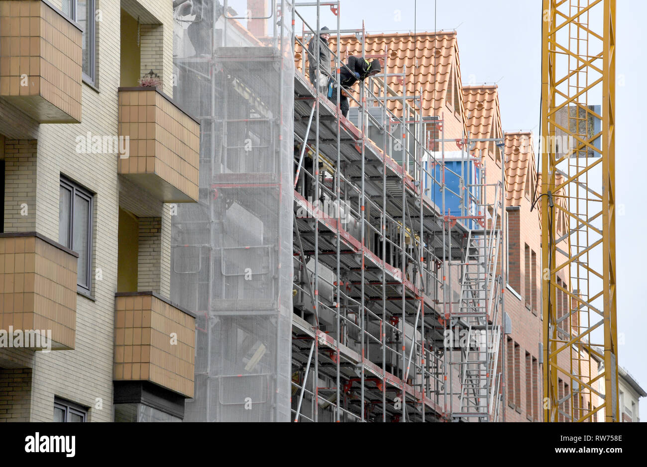 Kiel, Deutschland. 05 Mär, 2019. Ein Gerüst steht an der Baustelle eines Wohn- und Geschäftshaus. Der schleswig-holsteinische Innenminister Grothe wird über Alternativen zu den mieten Bremse am Schrank Pressekonferenz am 05.03.2019 sprechen. Credit: Carsten Rehder/dpa/Alamy leben Nachrichten Stockfoto