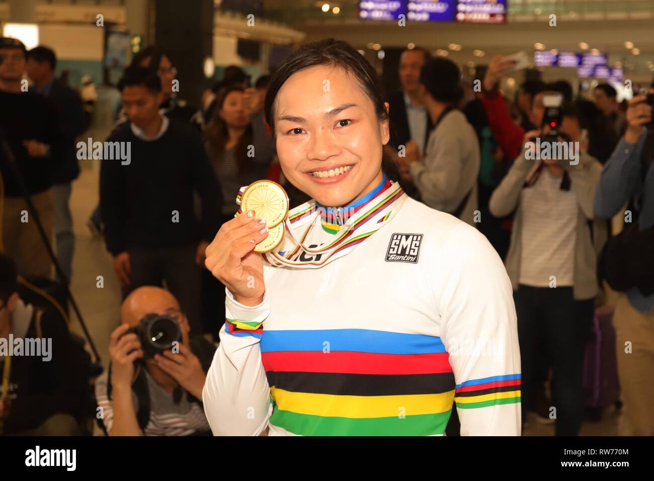 März 5, 2019 - Hongkong, China - Sara Lee (31) Hong Kong Radfahrer und Weltmeister, die Goldmedaillen im Sprint und Keirin Kategorien in UCI TRACK WELTMEISTERSCHAFTEN 2019 in Polen gewonnen Anzeige ihr doppeltes Gold am Flughafen bei der Ankunft. Mar -5,2019 Hong Kong. ZUMA/Liau Chung-ren (Credit Bild: © liau Chung-ren/ZUMA Draht) Stockfoto