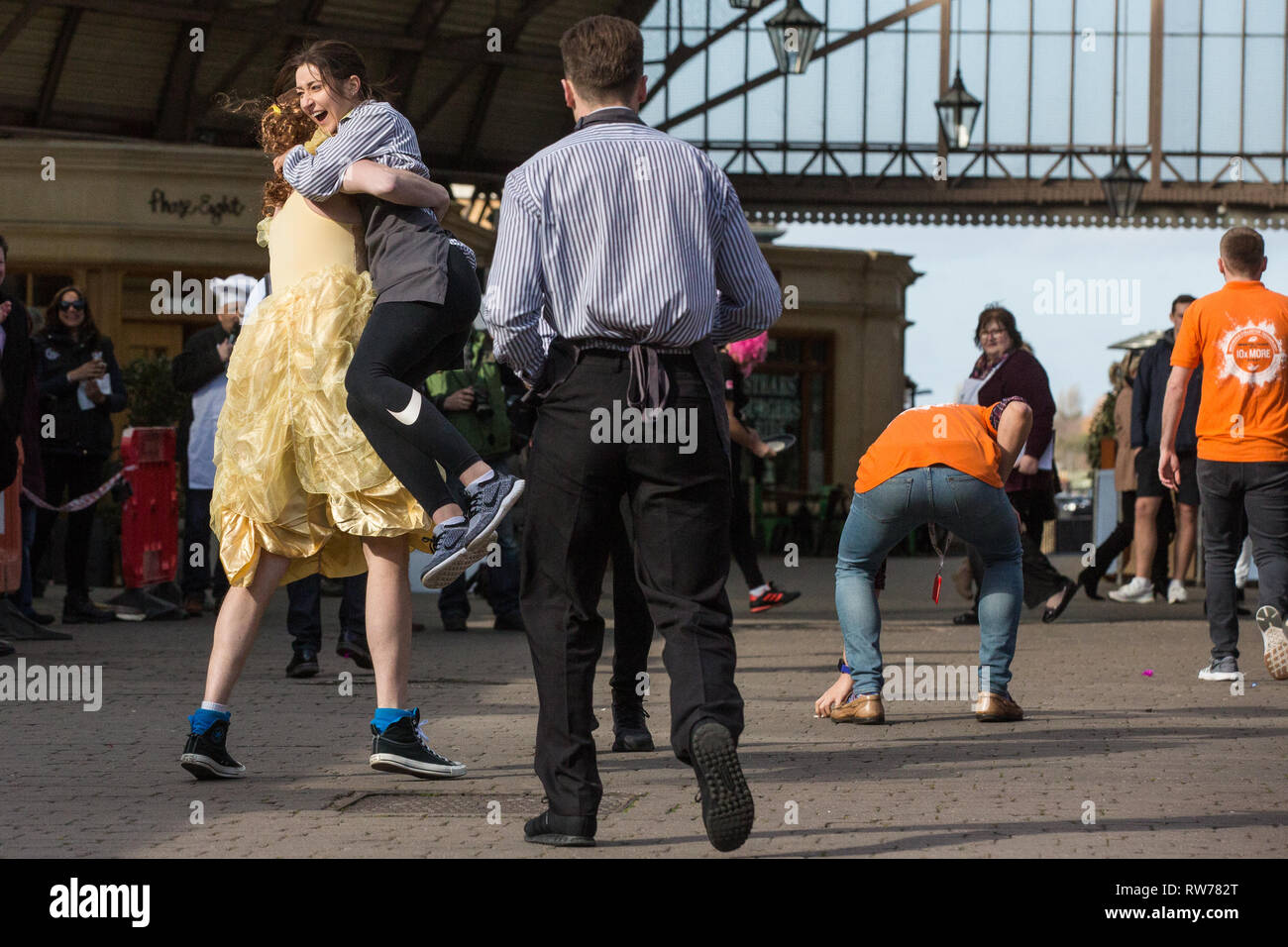 Windsor, Großbritannien. 5 Mär, 2019. Konkurrenten in Kostümen auf, die das Thema einer "Hausfrau" aus dem 15. Jahrhundert Feiern nach dem Gewinn des 13. Windsor und Eton Flippin' Pfannkuchen Herausforderung am Faschingsdienstag in der Hilfe von Alexander Devine Children's Hospice Service und Windsor Obdachlose Projekt. Credit: Mark Kerrison/Alamy leben Nachrichten Stockfoto