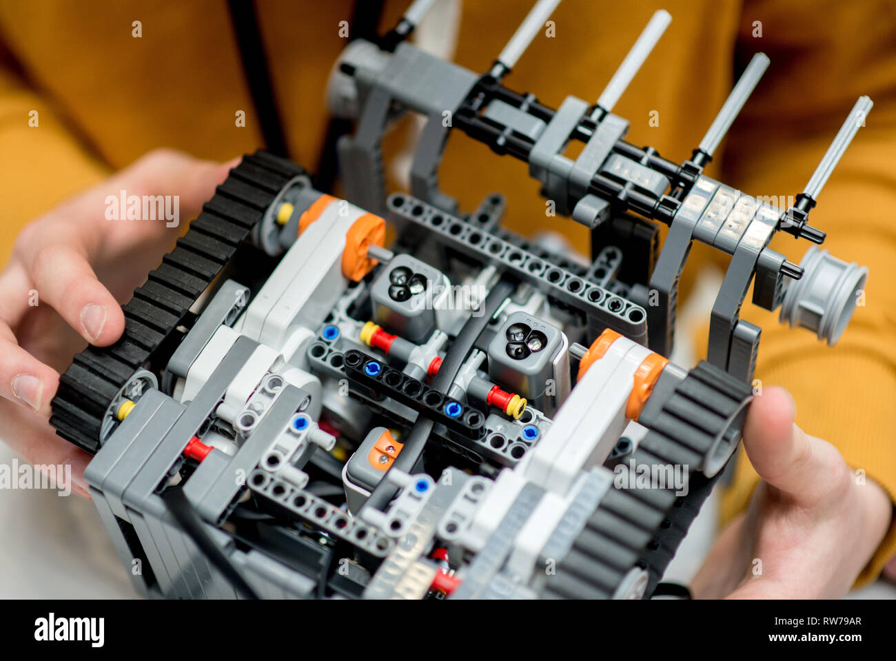 Hannover, Deutschland. 05 Mär, 2019. Ein Student hat einen selbstgebauten Roboter in seine Hände am "RoboCup" an der Leibniz Universität Hannover. In den Roboter Wettbewerb, die Schülerinnen und Schüler automatisch Ihre selbstgebauten Roboter fahren Sie durch einen Kurs, Aufgaben erledigen lassen oder eine kleine Show Programm abgeschlossen. Credit: Hauke-Christian Dittrich/dpa/Alamy leben Nachrichten Stockfoto