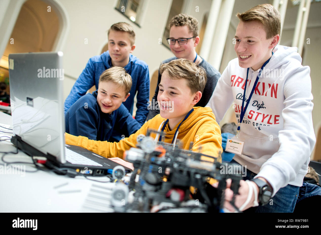 Hannover, Deutschland. 05 Mär, 2019. Die Studenten (L-R) Julian, gebogen, Hagen, Timon und Marcel aus der Sibylla-Merian-Gymnasium in Meinersen Programm ihre selbstgebauten Roboter an der "RoboCup" an der Leibniz Universität Hannover. In den Roboter Wettbewerb, die Schülerinnen und Schüler automatisch Ihre selbstgebauten Roboter fahren Sie durch einen Kurs, Aufgaben erledigen lassen oder eine kleine Show Programm abgeschlossen. Credit: Hauke-Christian Dittrich/dpa/Alamy leben Nachrichten Stockfoto