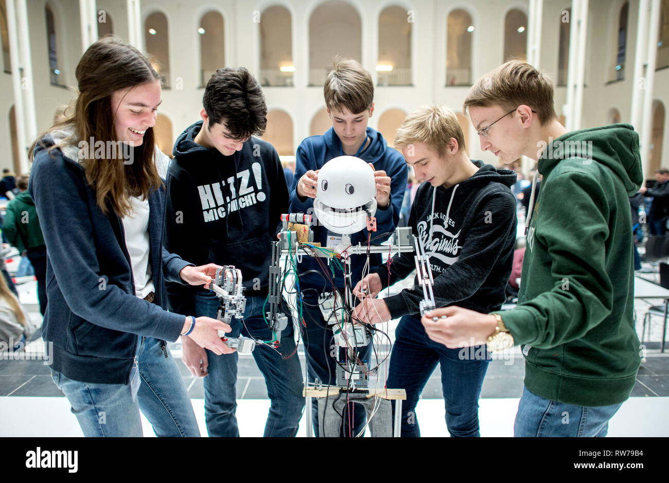 Hannover, Deutschland. 05 Mär, 2019. Die Studenten (L-R) Ricarda, Jonas, Philipp, Alexander und Jeremias vom Gymnasium Langenhagen zeigen ihre selbst gebauten Roboter an der "RoboCup" an der Leibniz Universität Hannover. In den Roboter Wettbewerb, die Schülerinnen und Schüler automatisch Ihre selbstgebauten Roboter fahren Sie durch einen Kurs, Aufgaben erledigen lassen oder eine kleine Show Programm abgeschlossen. Credit: Hauke-Christian Dittrich/dpa/Alamy leben Nachrichten Stockfoto