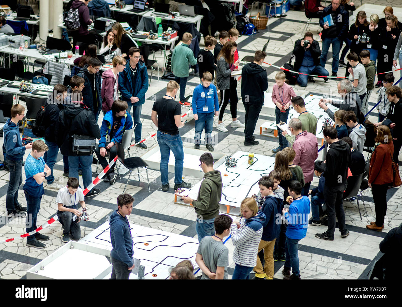 Hannover, Deutschland. 05 Mär, 2019. An der "RoboCup" an der Leibniz Universität Hannover, Schüler Gegeneinander in Ihren hausgemachten Roboter. In den Roboter Wettbewerb, die Schülerinnen und Schüler automatisch Ihre selbstgebauten Roboter fahren Sie durch einen Kurs, Aufgaben erledigen lassen oder eine kleine Show Programm abgeschlossen. Credit: Hauke-Christian Dittrich/dpa/Alamy leben Nachrichten Stockfoto