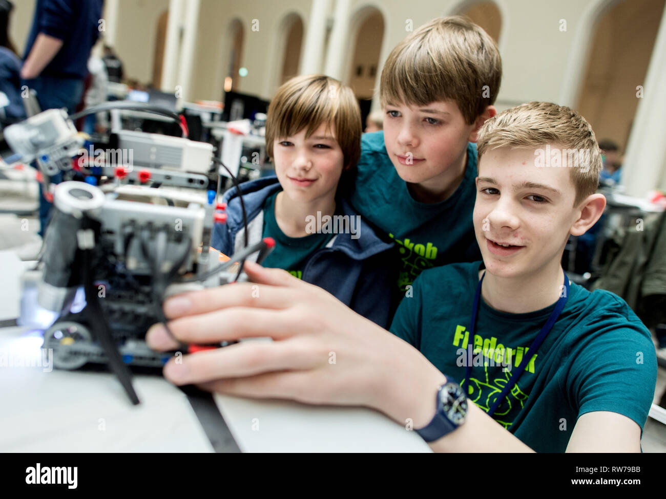 Hannover, Deutschland. 05 Mär, 2019. Die Studenten (L-R) Max, Jakob und Frederik aus dem Gymnasium BMV-Schule in Essen ihre selbst gebauten Roboter zeigen am "RoboCup" an der Leibniz Universität Hannover. In den Roboter Wettbewerb, die Schülerinnen und Schüler automatisch Ihre selbstgebauten Roboter fahren Sie durch einen Kurs, Aufgaben erledigen lassen oder eine kleine Show Programm abgeschlossen. Credit: Hauke-Christian Dittrich/dpa/Alamy leben Nachrichten Stockfoto
