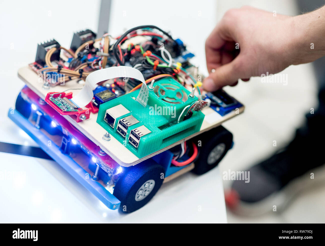 Hannover, Deutschland. 05 Mär, 2019. An der "RoboCup" an der Leibniz Universität Hannover, ein Roboter, der von Studenten selbst auf einem Tisch steht. In den Roboter Wettbewerb, die Schülerinnen und Schüler automatisch Ihre selbstgebauten Roboter fahren Sie durch einen Kurs, Aufgaben erledigen lassen oder eine kleine Show Programm abgeschlossen. Credit: Hauke-Christian Dittrich/dpa/Alamy leben Nachrichten Stockfoto