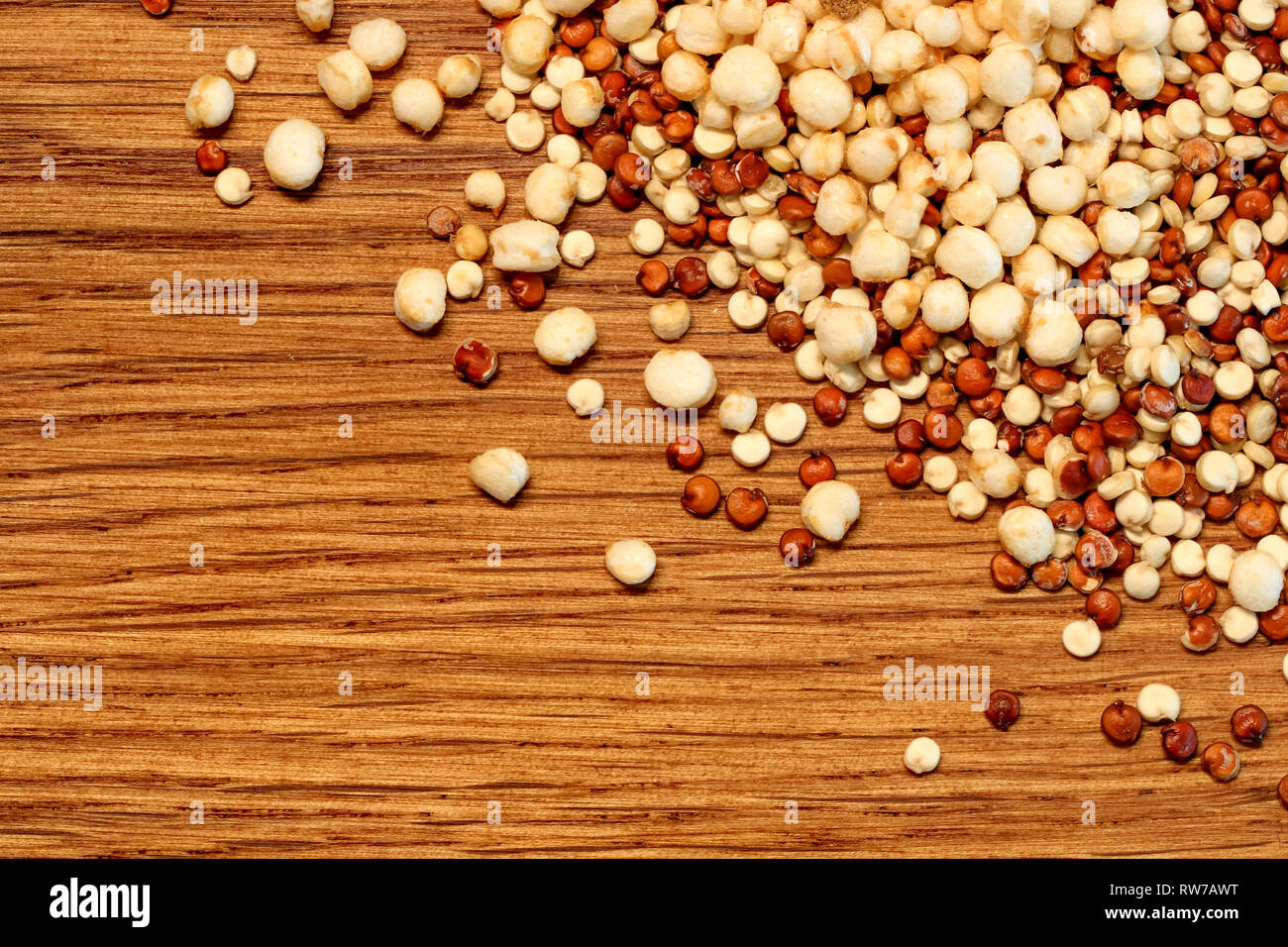 Quinoa Saatgut gesund superfood Hintergrund auf Eichenholz Tisch mit Kopie Raum, Makro Detail Textur Stockfoto