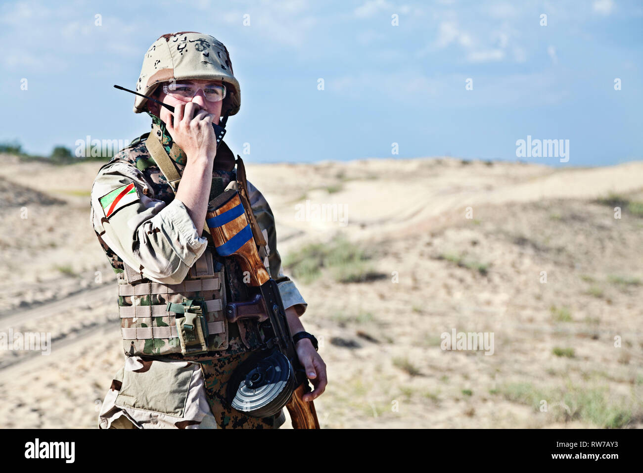 Irakische Soldaten in der Wüste auf ein tragbares Radio Station. Stockfoto