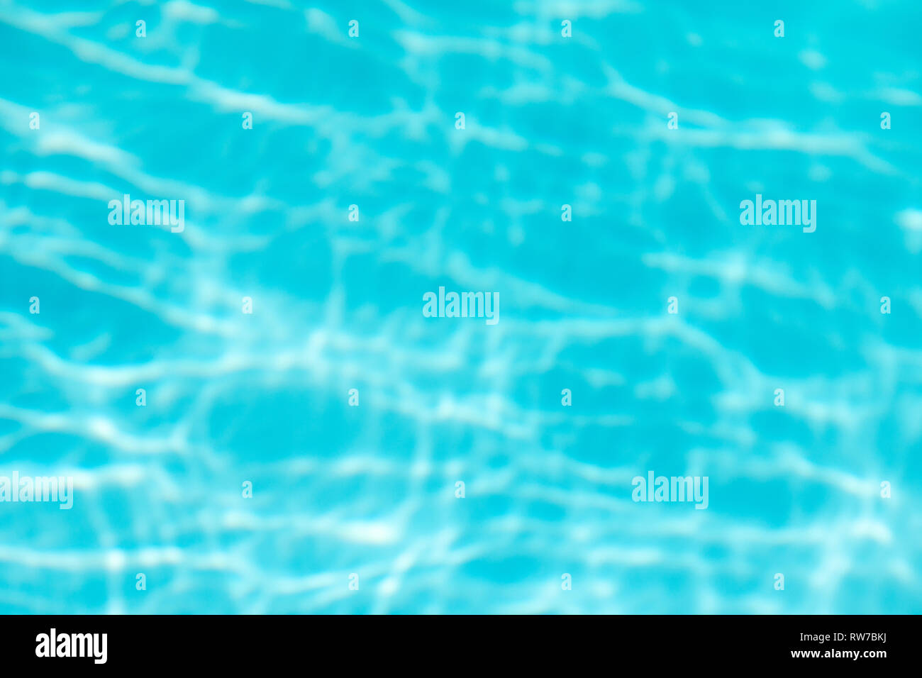 Blaue und helle Wasserfläche und Ripple wave mit Sun Reflexion im Pool Stockfoto