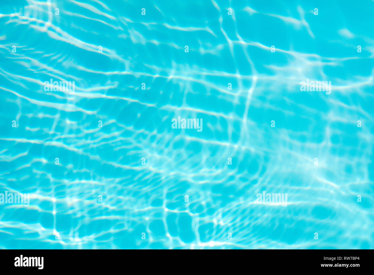Blaue und helle Wasserfläche und Ripple wave mit Sun Reflexion im Pool Stockfoto