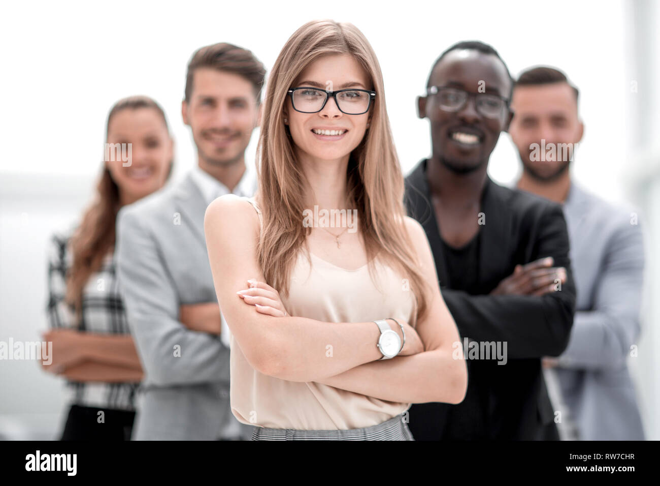 Gerne diverse schwarze und weiße Menschen Gruppe mit lächelnden Gesichtern bo Stockfoto