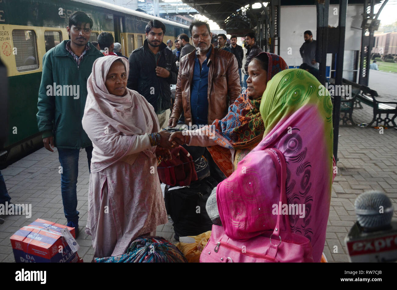 Lahore, Pakistan. 04 Mär, 2019. Inmitten der Spannungen zwischen Pakistan und Indien 196 Passagiere an Bord eines Zuges (Samjhauta Express) nach Indien zurück, nach der in Pakistan für eine Woche festsitzen, in Lahore Bahnhof. Ein pakistanischer Eisenbahnen Beamter sagt eine wichtige Zugverbindungen zwischen Pakistan und benachbarten Indien wurde wieder aufgenommen, ein Zeichen für Spannungen zwischen den beiden Südasiatischen atommächten Rivalen. Credit: Rana Sajid Hussain/Pacific Press/Alamy leben Nachrichten Stockfoto